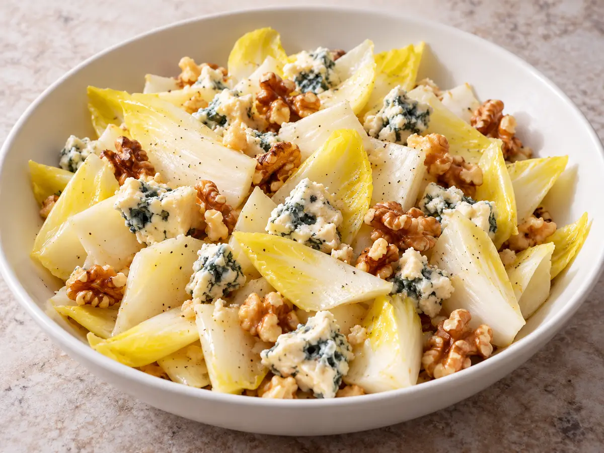 Salade d’endives au roquefort et aux noix