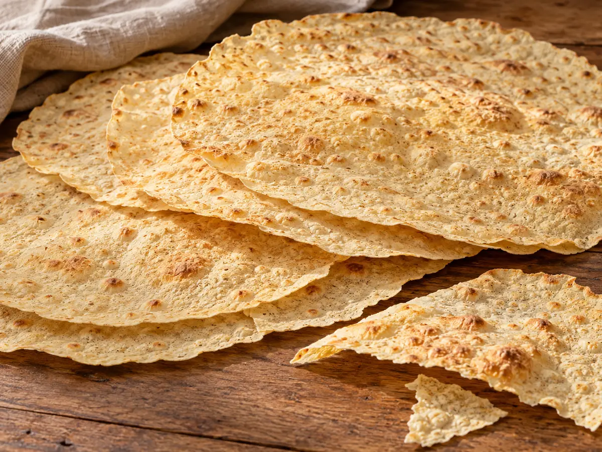 Pane carasau — sfoglie sottili e croccanti di pane sardo