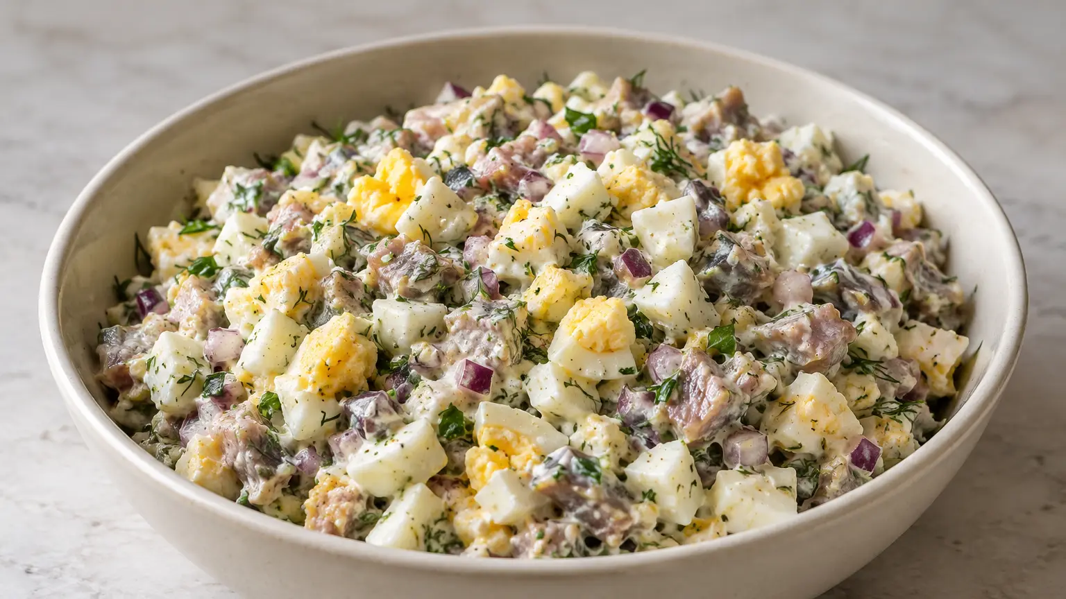 Gubbröra con pezzetti di uova, spratti alle spezie, cipolla rossa ed erbe fresche