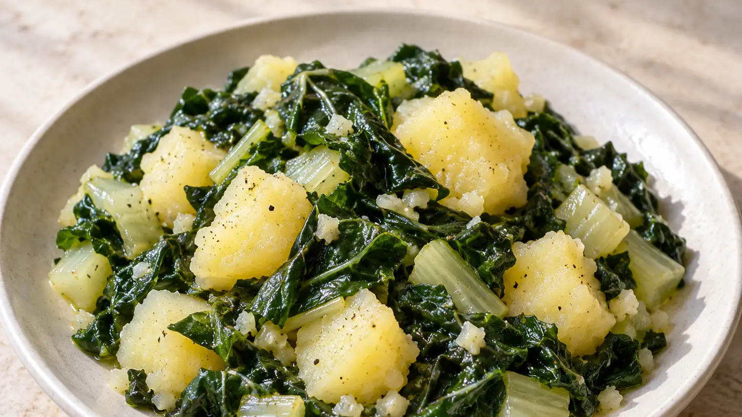 Blitva s krumpirom con bietole morbide, pezzi di patate, olio d'oliva e aglio