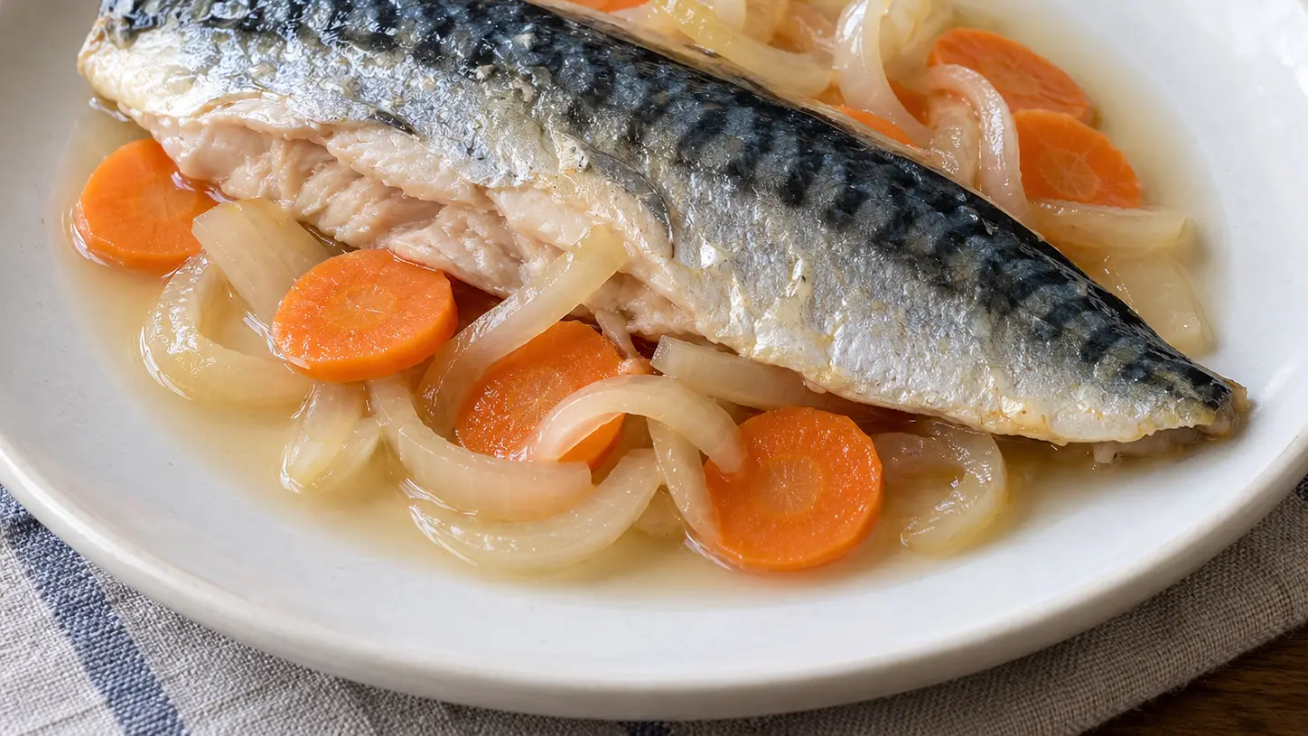 Filetti freddi di sgombro con pelle, carota e cipolla in leggera marinata di vino e aceto