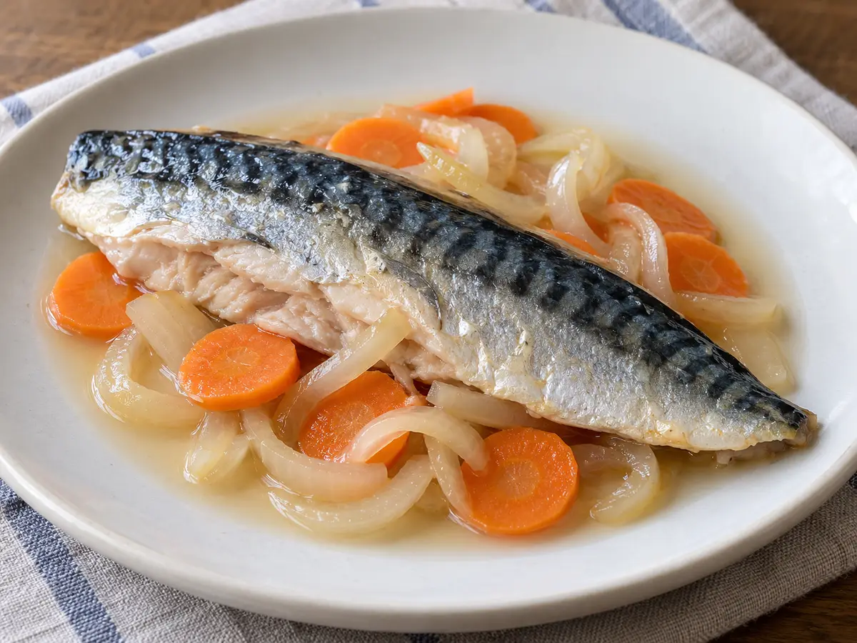 Maquereaux au vin blanc – sgombro al vino bianco con carota e cipolla