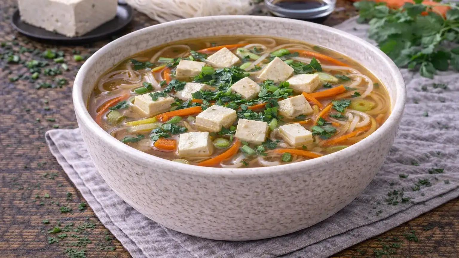 Azjatycka zupa z tofu i makaronem ryżowym