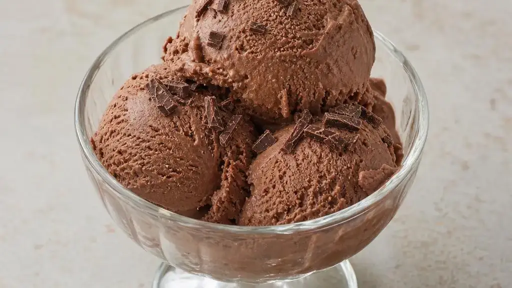Kremowe domowe lody czekoladowe w pucharku
