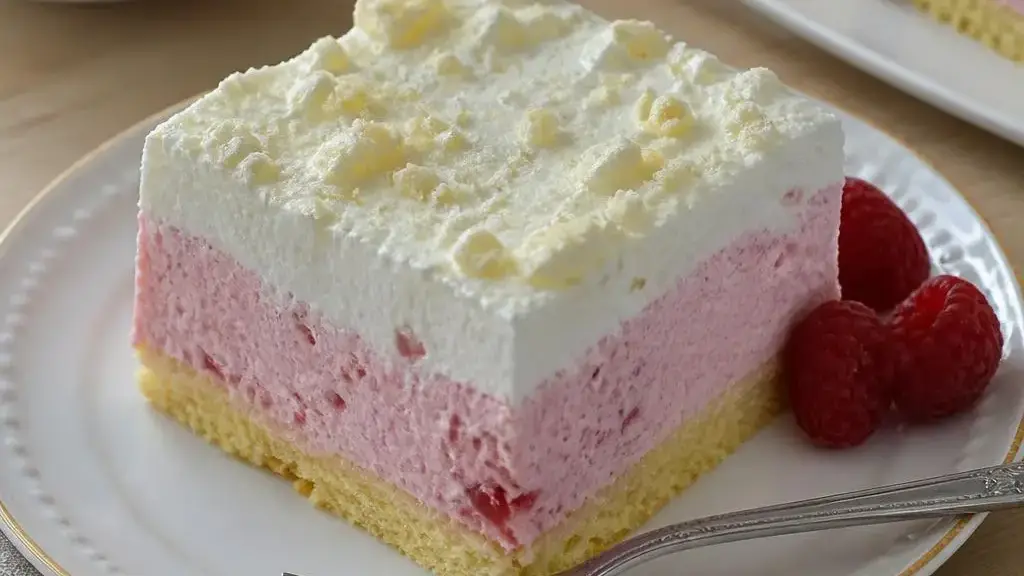 Malinowa chmurka z kremem, malinami i bezą na kruchym spodzie
