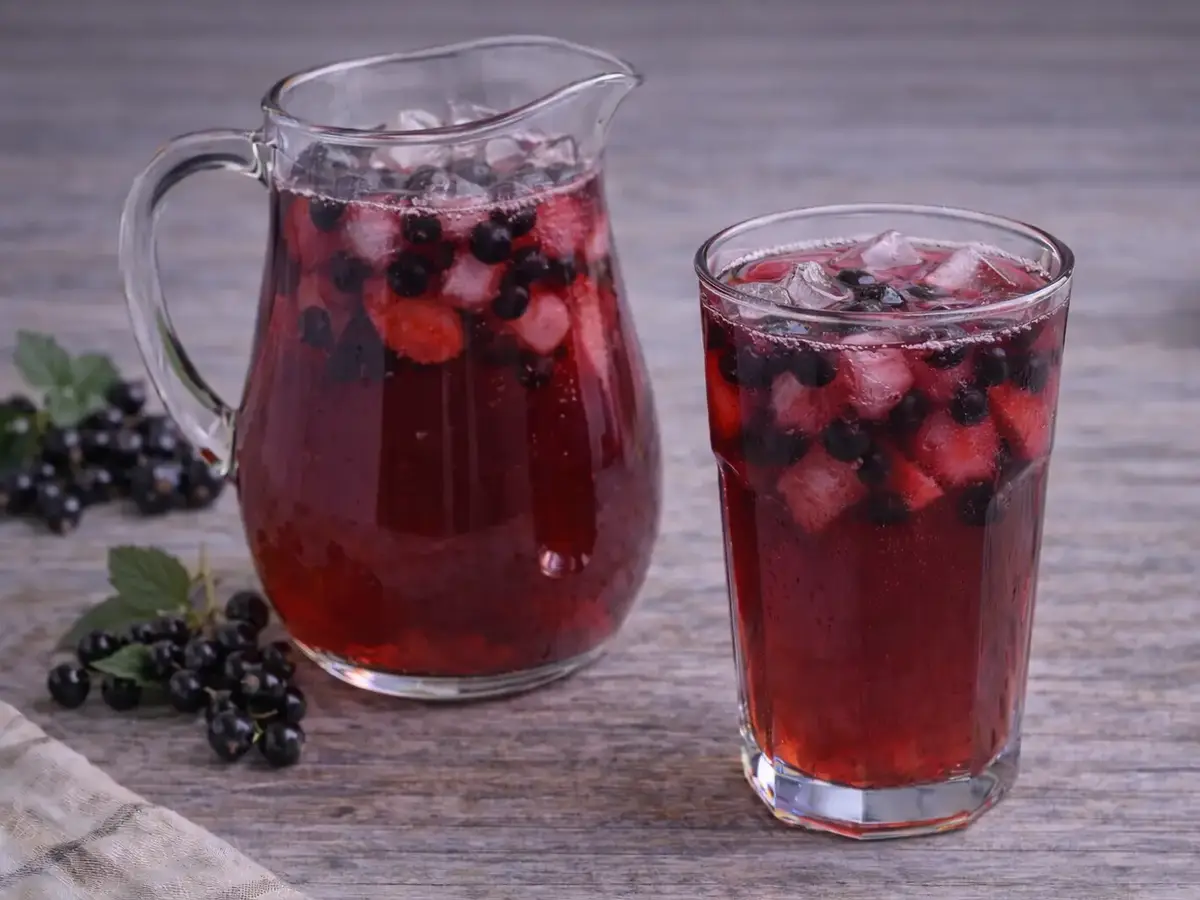 Eistee mit schwarzen Johannisbeeren