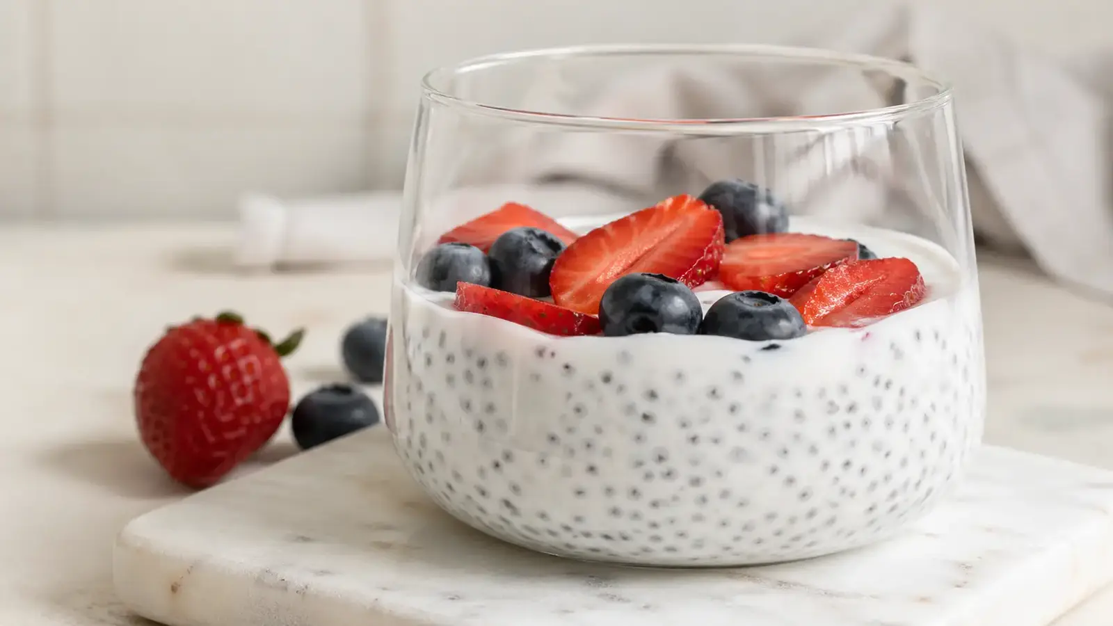 Pudding chia z jogurtem i owocami