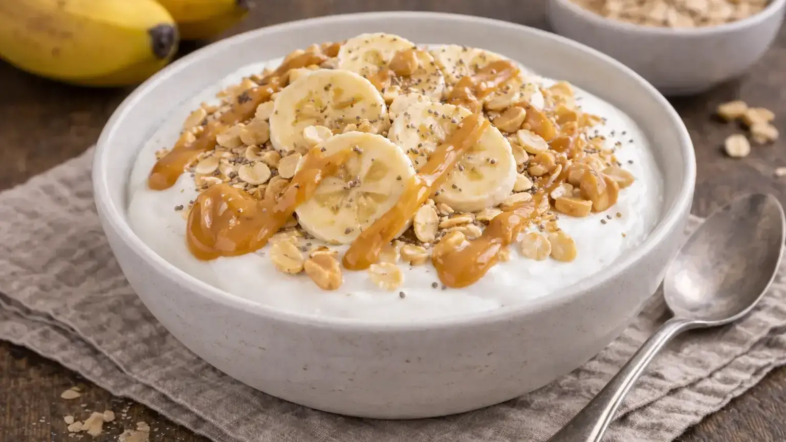 Skyr z bananem i masłem orzechowym