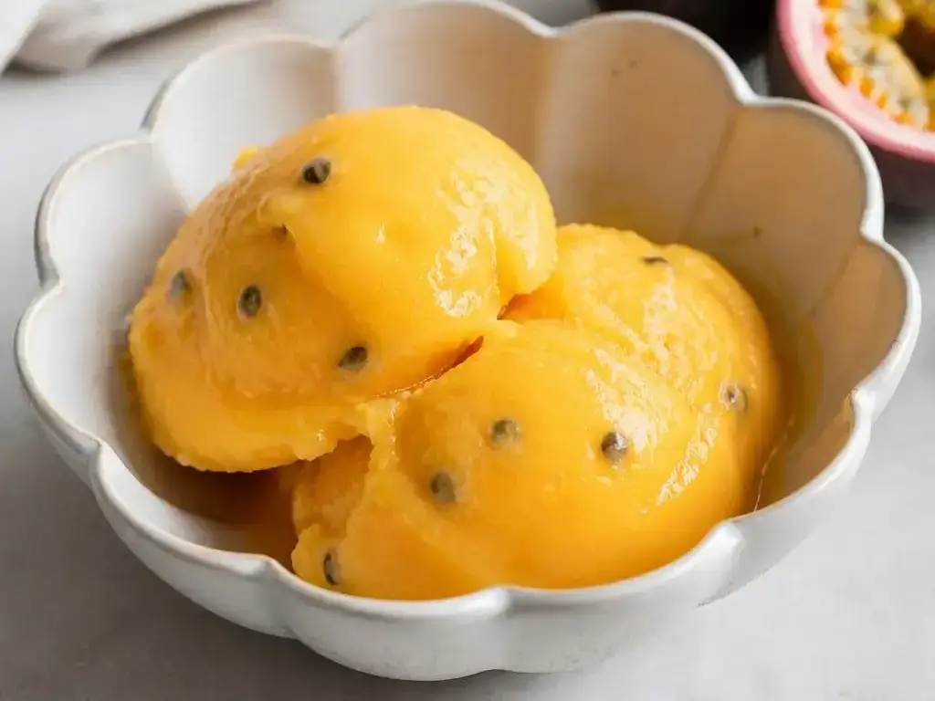 Sorbet mango–marakuja bez maszynki, idealny na upały