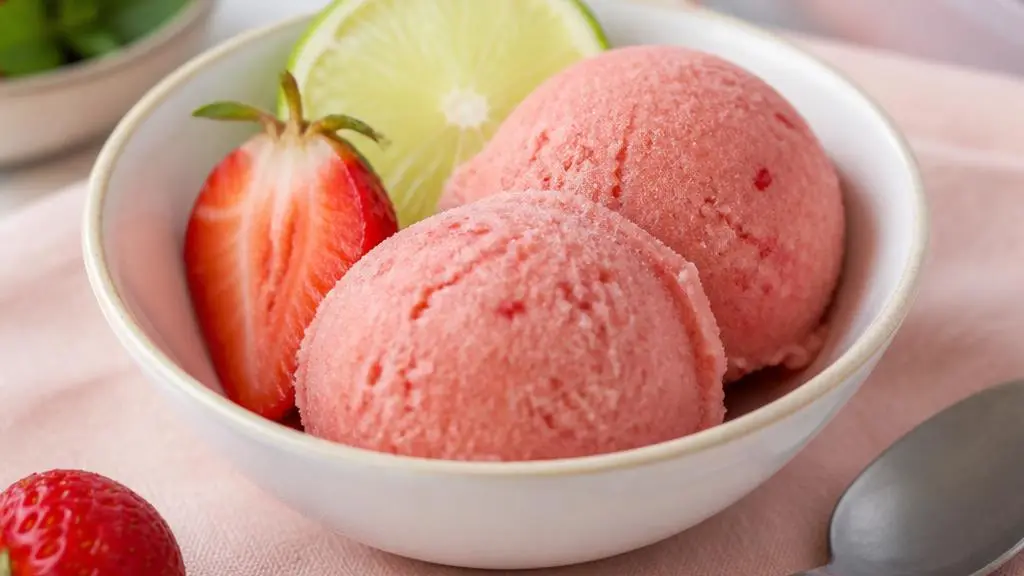 Sorbet truskawkowo-limonkowy z miętą na upalne dni